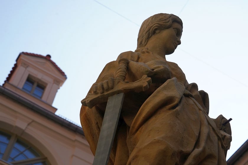 Figura na dziedzińcu przy Kuźniczej 35 podczas wrześniowej renowacji