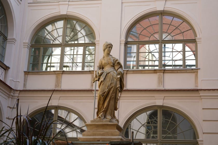 Figura na dziedzińcu przy Kuźniczej 35 podczas wrześniowej renowacji