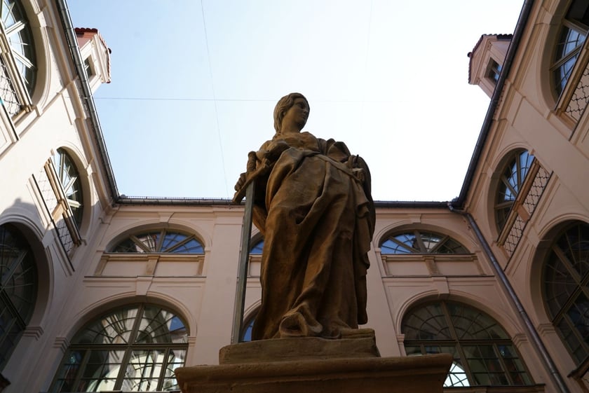 Figura na dziedzińcu przy Kuźniczej 35 podczas wrześniowej renowacji
