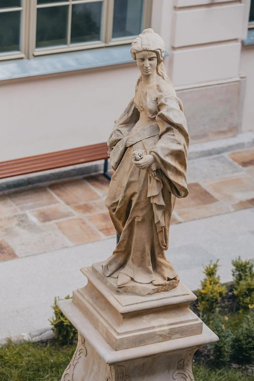Figura z dziedzińca przy Kuźniczej 35 po wrześniowej renowacji.