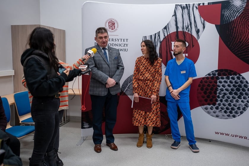 Podpisanie umowy o bezpłatnej opiece lekarskiej nad psami ratowniczymi. Od lewej: prof. Krzysztof Kubiak, rektor UPWr, Małgorzata Moczulska, rzeczniczka prasowa UPWr, dr Maciej Grzegory, lekarz weterynarii