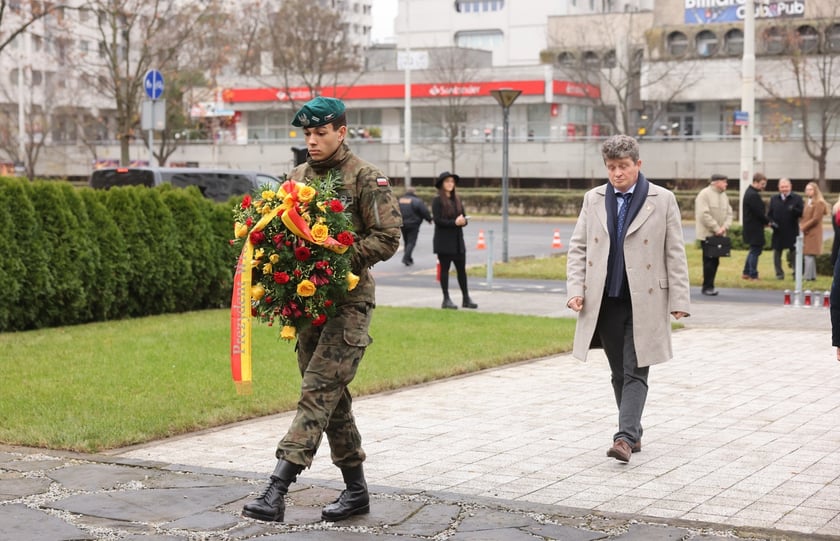 Uroczystość pod pomnikiem Martyrologii Profesorów Lwowskich