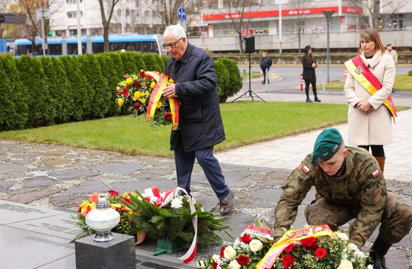 Uroczystość pod pomnikiem Martyrologii Profesorów Lwowskich