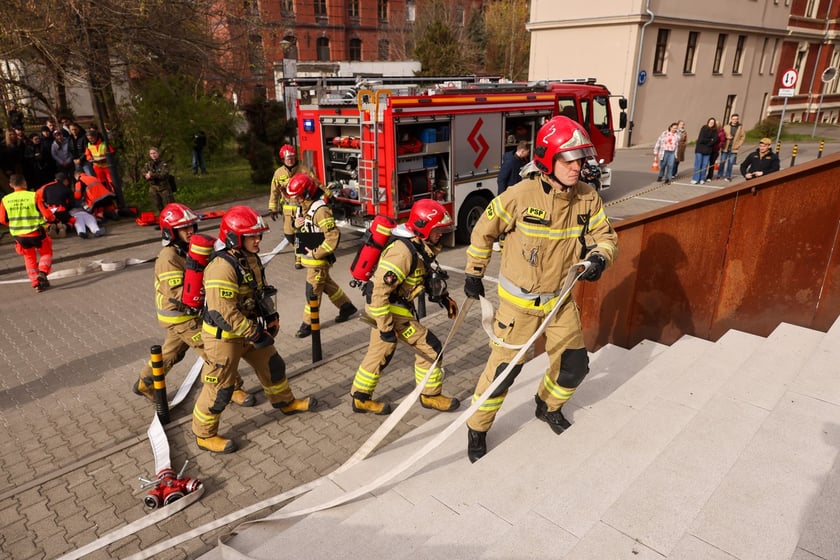 Ćwiczenia służb ratunkowych terenie Starego Kampusu Uniwersytetu Medycznego we Wrocławiu