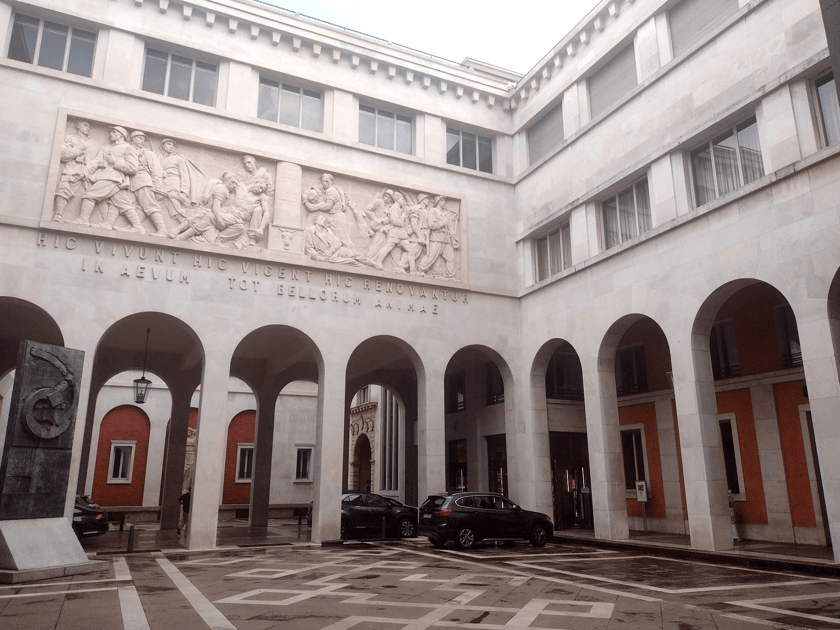 Dziedziniec Uniwersytetu Padewskiego z pomnikiem poświęconym Galileuszowi, który wykładał w Padwie