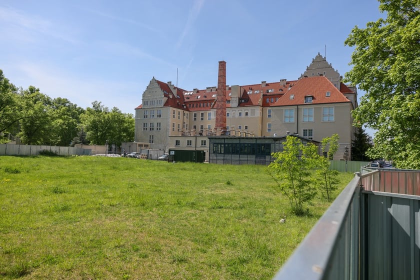 Centrum Technologii Medycznych HealthTech Synergy Hub we Wrocławiu. Działka u zbiegu ulicy Smoluchowskiego i Wybrzeża Wyspiańskiego