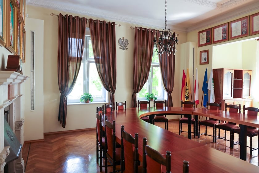 Odsłnięcie tablicy pamiątkowej na budynku AWF Wrocław, w którym powstały zdjęcia do "Stawki większej niż życie"