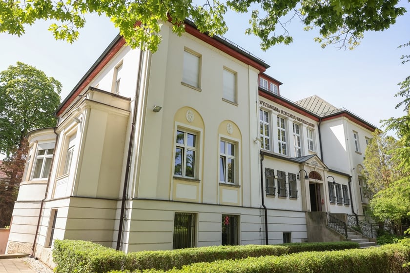 Odsłnięcie tablicy pamiątkowej na budynku AWF Wrocław, w którym powstały zdjęcia do "Stawki większej niż życie"