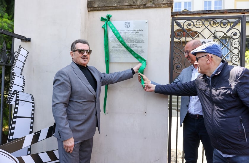 Odsłnięcie tablicy pamiątkowej na budynku AWF Wrocław, w którym powstały zdjęcia do "Stawki większej niż życie"