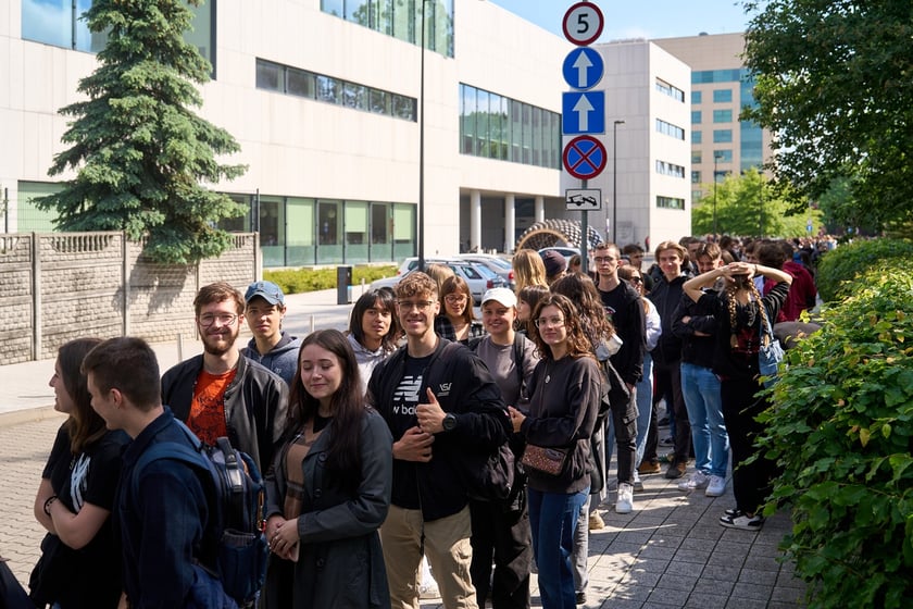 Rozpoczęcie Juwenaliów 2025 na Politechnice Wrocławskiej: śniadanie z rektorem