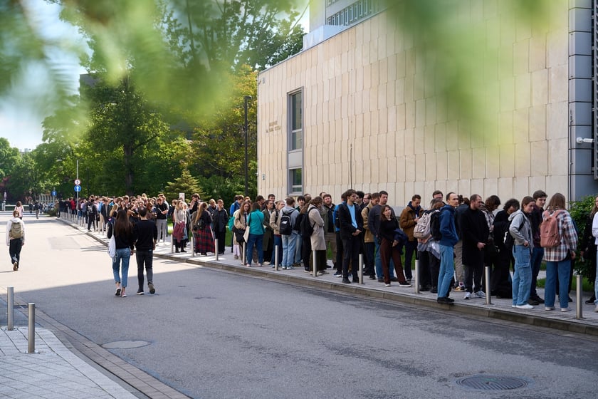 Rozpoczęcie Juwenaliów 2025 na Politechnice Wrocławskiej: śniadanie z rektorem