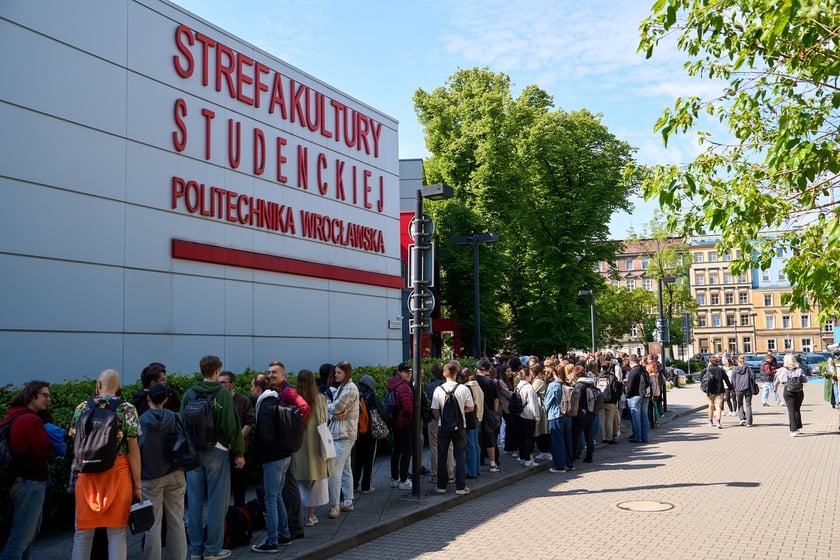 Rozpoczęcie Juwenaliów 2025 na Politechnice Wrocławskiej: śniadanie z rektorem