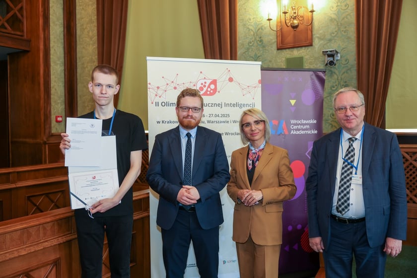 Wręczenie nagród laureatom II Olimpiady Sztucznej Inteligencji we wrocławskim Ratuszu