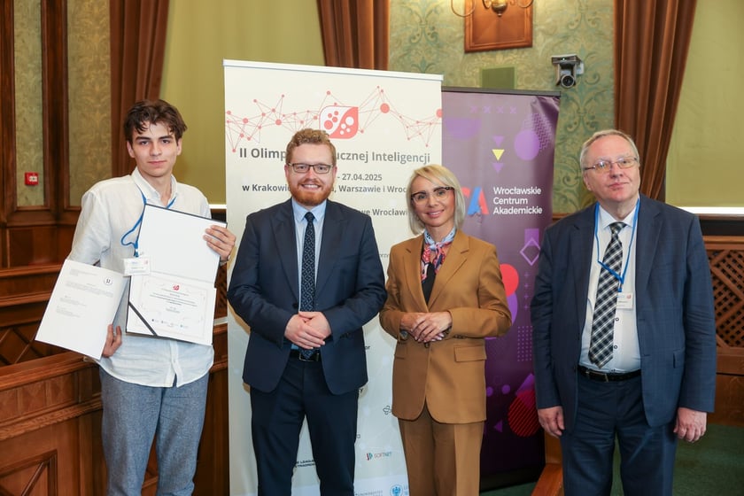Wręczenie nagród laureatom II Olimpiady Sztucznej Inteligencji we wrocławskim Ratuszu