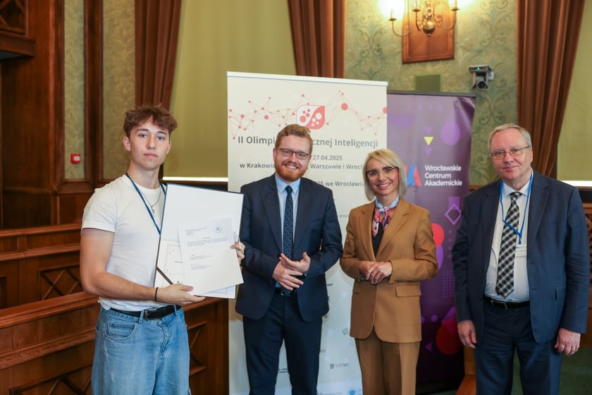 Wręczenie nagród laureatom II Olimpiady Sztucznej Inteligencji we wrocławskim Ratuszu