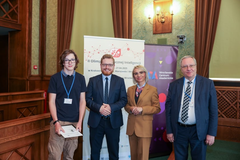 Wręczenie nagród laureatom II Olimpiady Sztucznej Inteligencji we wrocławskim Ratuszu