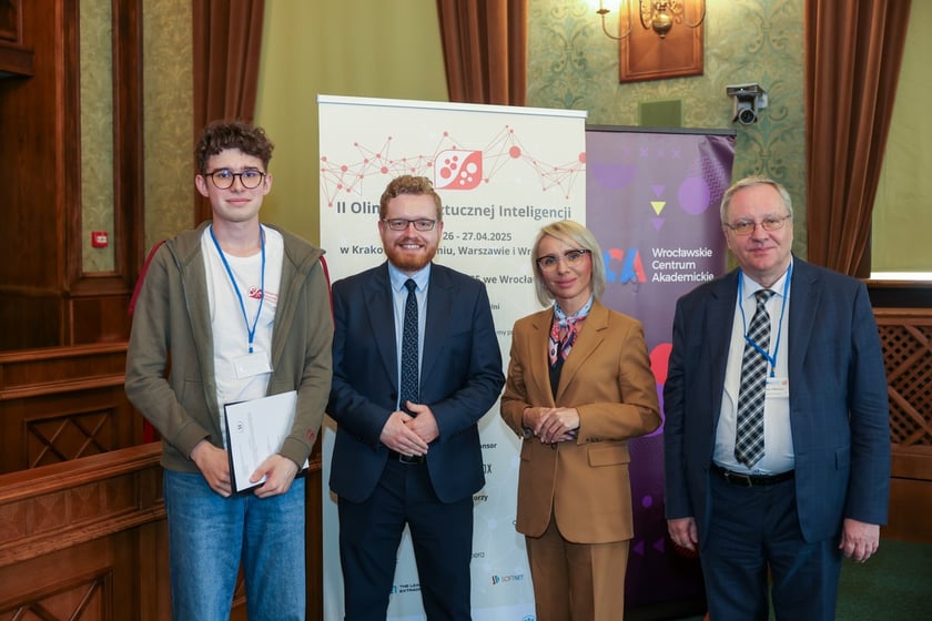 Wręczenie nagród laureatom II Olimpiady Sztucznej Inteligencji we wrocławskim Ratuszu