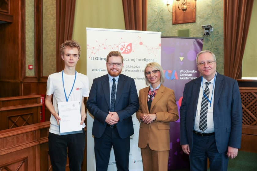 Wręczenie nagród laureatom II Olimpiady Sztucznej Inteligencji we wrocławskim Ratuszu