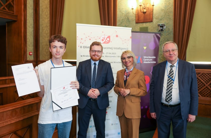 Wręczenie nagród laureatom II Olimpiady Sztucznej Inteligencji we wrocławskim Ratuszu