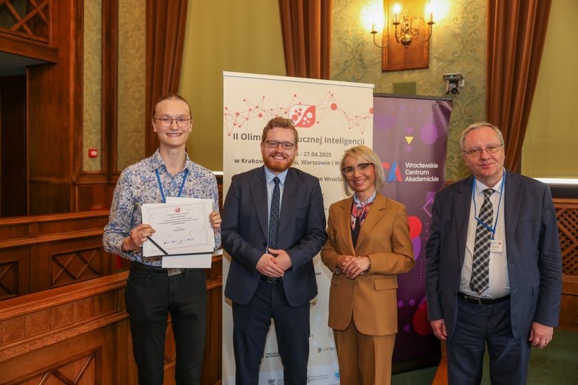 Wręczenie nagród laureatom II Olimpiady Sztucznej Inteligencji we wrocławskim Ratuszu