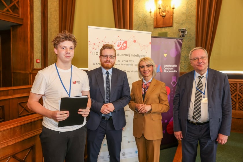 Wręczenie nagród laureatom II Olimpiady Sztucznej Inteligencji we wrocławskim Ratuszu