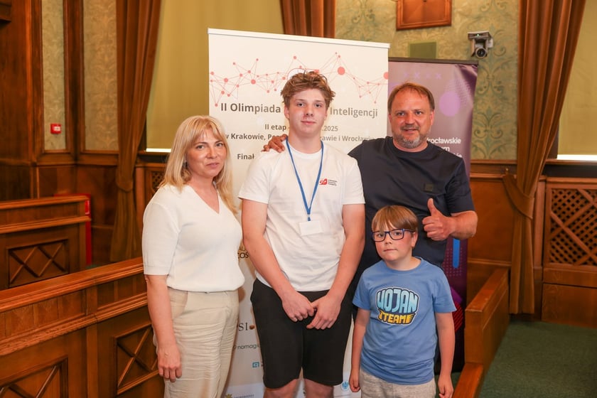 Wręczenie nagród laureatom II Olimpiady Sztucznej Inteligencji we wrocławskim Ratuszu