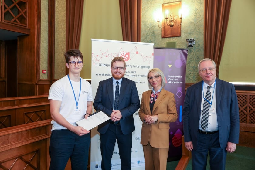 Wręczenie nagród laureatom II Olimpiady Sztucznej Inteligencji we wrocławskim Ratuszu