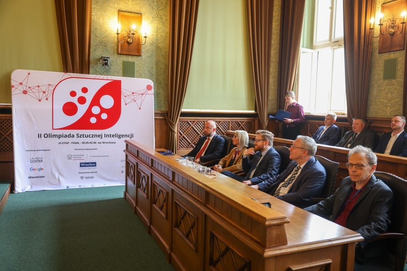 Wręczenie nagród laureatom II Olimpiady Sztucznej Inteligencji we wrocławskim Ratuszu