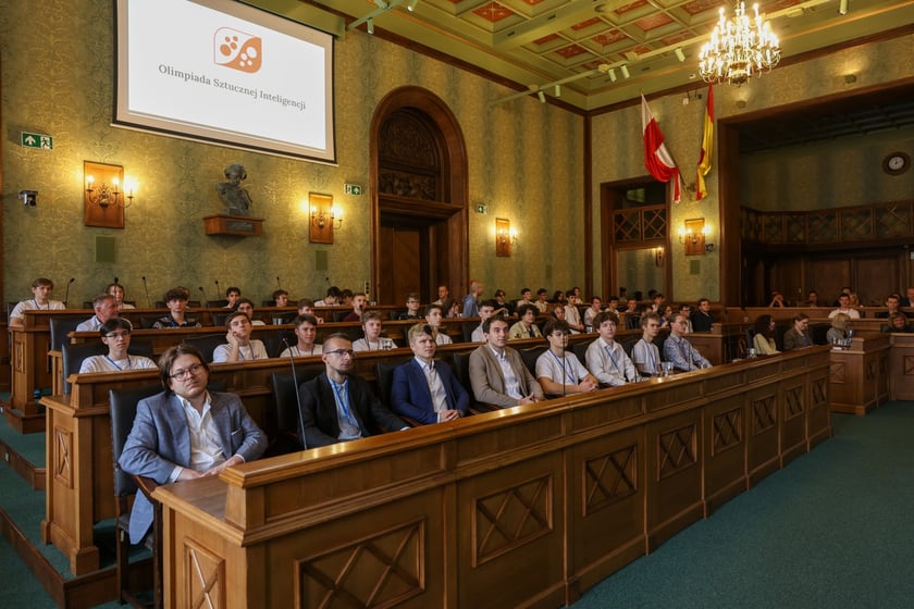 Wręczenie nagród laureatom II Olimpiady Sztucznej Inteligencji we wrocławskim Ratuszu
