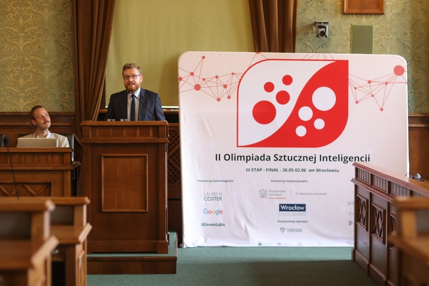 Wręczenie nagród laureatom II Olimpiady Sztucznej Inteligencji we wrocławskim Ratuszu. Wiceminister cyfryzacji Dariusz Standerski