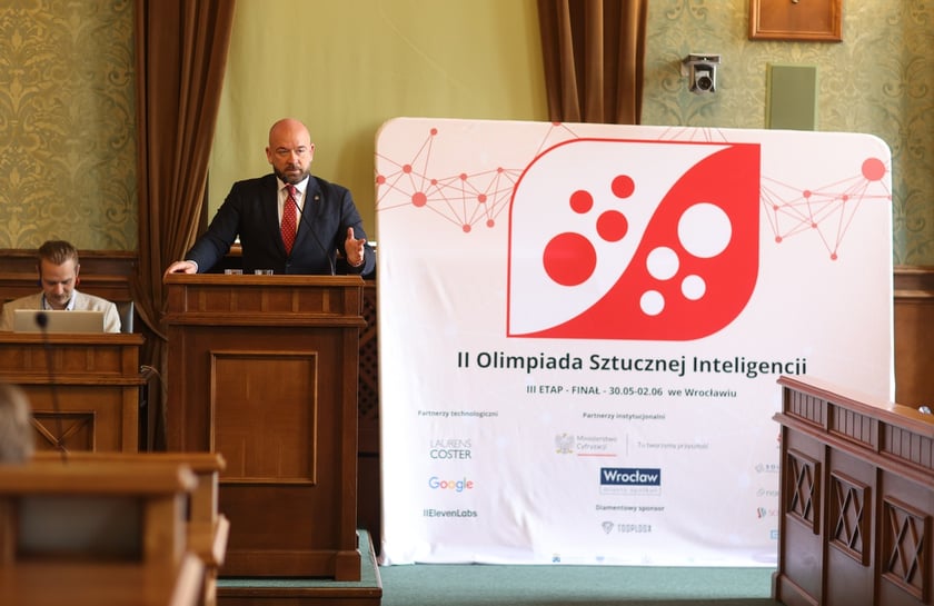 Wręczenie nagród laureatom II Olimpiady Sztucznej Inteligencji we wrocławskim Ratuszu