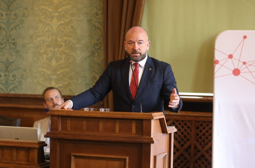 Wręczenie nagród laureatom II Olimpiady Sztucznej Inteligencji we wrocławskim Ratuszu. Prezydent Wrocławia Jacek Sutryk