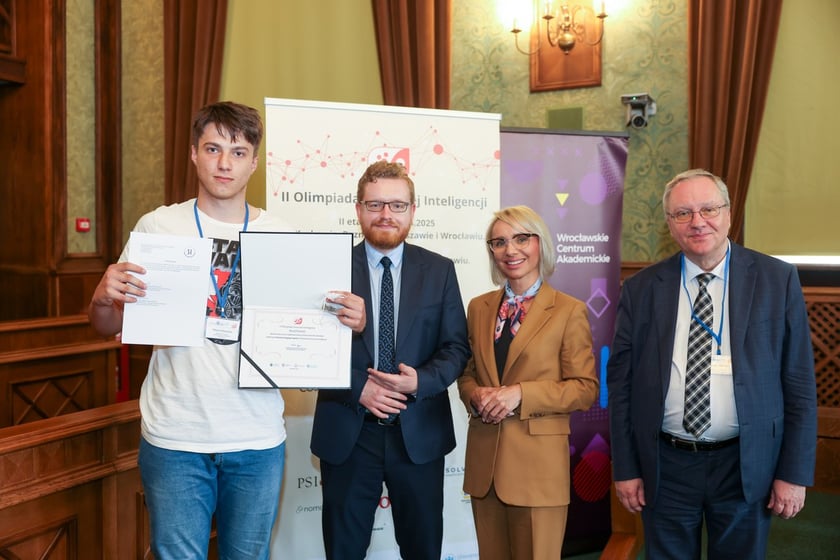 Wręczenie nagród laureatom II Olimpiady Sztucznej Inteligencji we wrocławskim Ratuszu