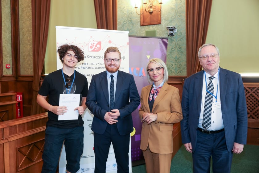 Wręczenie nagród laureatom II Olimpiady Sztucznej Inteligencji we wrocławskim Ratuszu