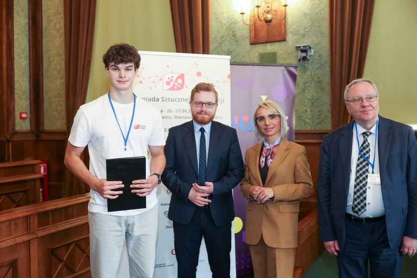 Wręczenie nagród laureatom II Olimpiady Sztucznej Inteligencji we wrocławskim Ratuszu