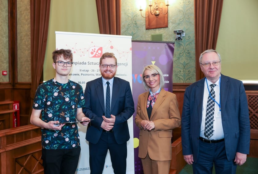 Wręczenie nagród laureatom II Olimpiady Sztucznej Inteligencji we wrocławskim Ratuszu