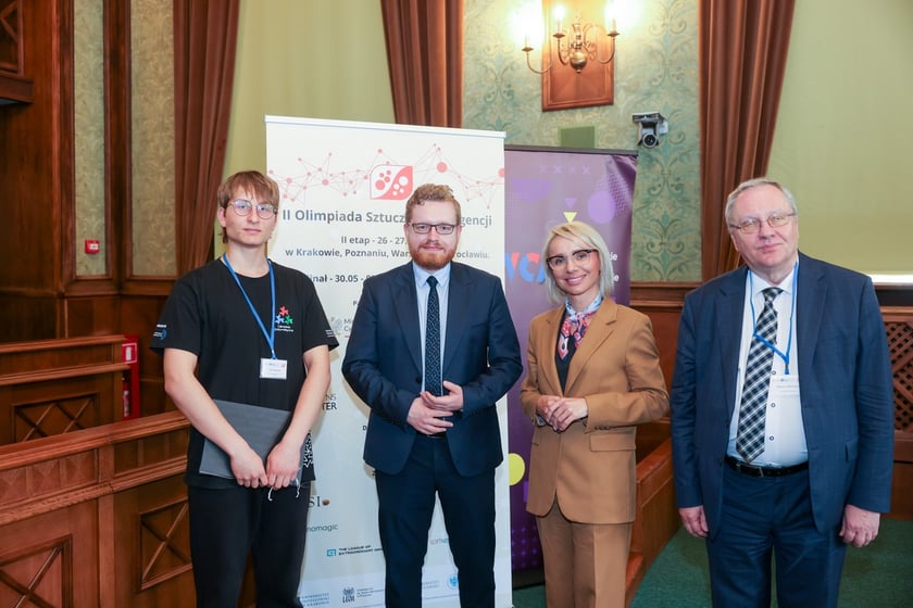 Wręczenie nagród laureatom II Olimpiady Sztucznej Inteligencji we wrocławskim Ratuszu