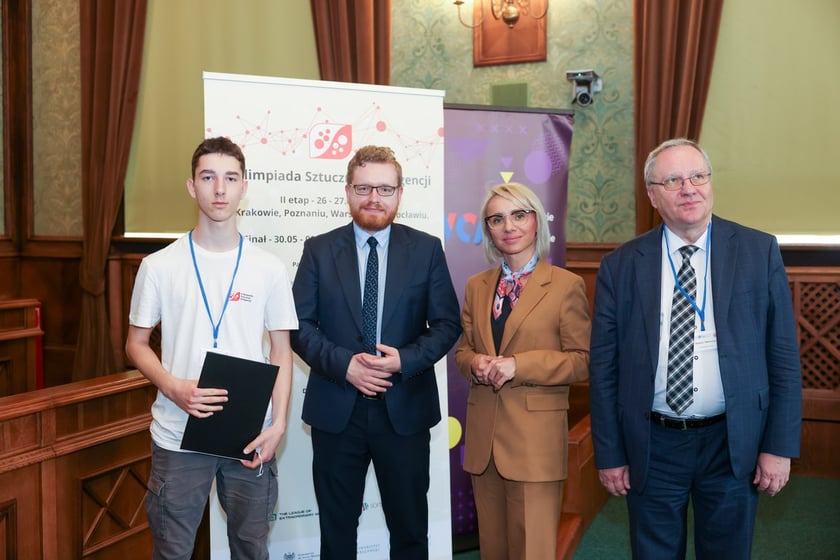 Wręczenie nagród laureatom II Olimpiady Sztucznej Inteligencji we wrocławskim Ratuszu