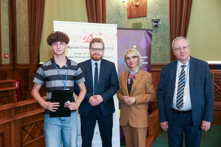Wręczenie nagród laureatom II Olimpiady Sztucznej Inteligencji we wrocławskim Ratuszu