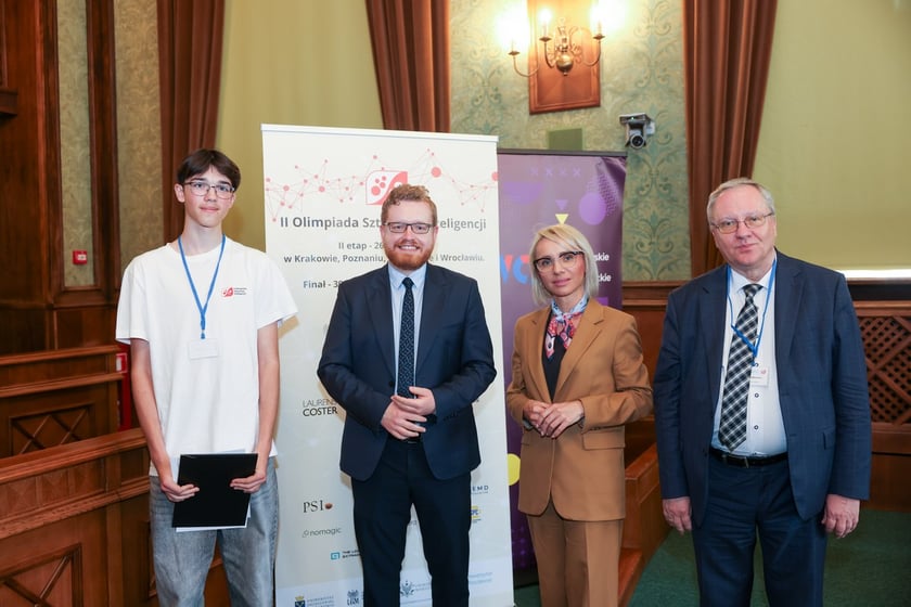 Wręczenie nagród laureatom II Olimpiady Sztucznej Inteligencji we wrocławskim Ratuszu