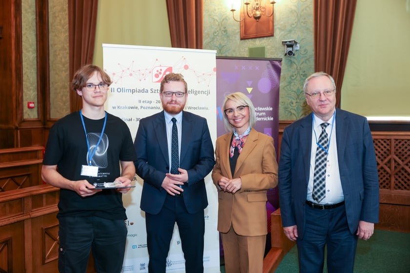 Wręczenie nagród laureatom II Olimpiady Sztucznej Inteligencji we wrocławskim Ratuszu