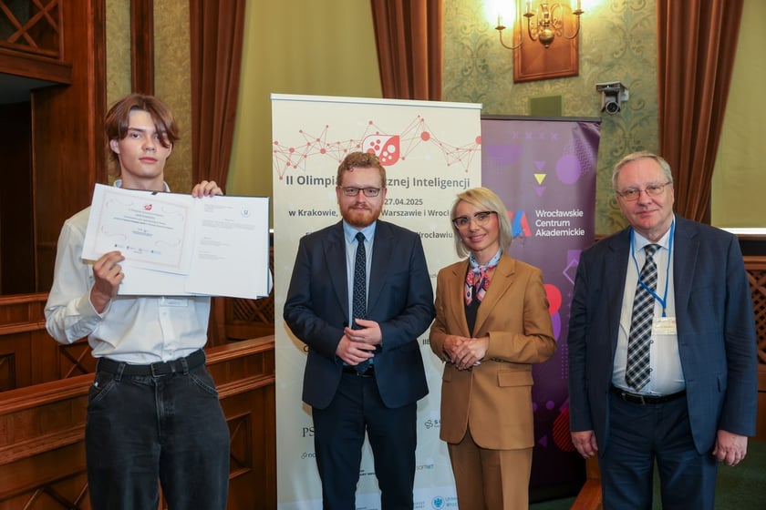 Wręczenie nagród laureatom II Olimpiady Sztucznej Inteligencji we wrocławskim Ratuszu