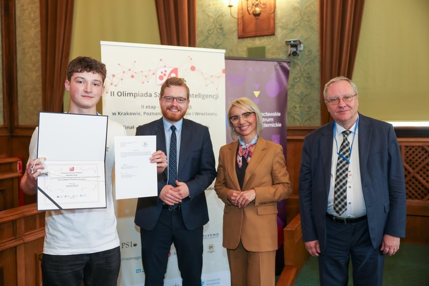 Wręczenie nagród laureatom II Olimpiady Sztucznej Inteligencji we wrocławskim Ratuszu