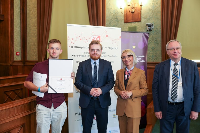 Wręczenie nagród laureatom II Olimpiady Sztucznej Inteligencji we wrocławskim Ratuszu