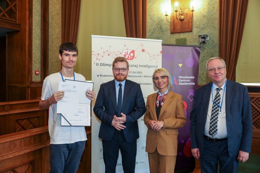 Wręczenie nagród laureatom II Olimpiady Sztucznej Inteligencji we wrocławskim Ratuszu