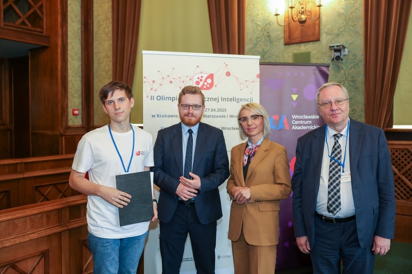 Wręczenie nagród laureatom II Olimpiady Sztucznej Inteligencji we wrocławskim Ratuszu