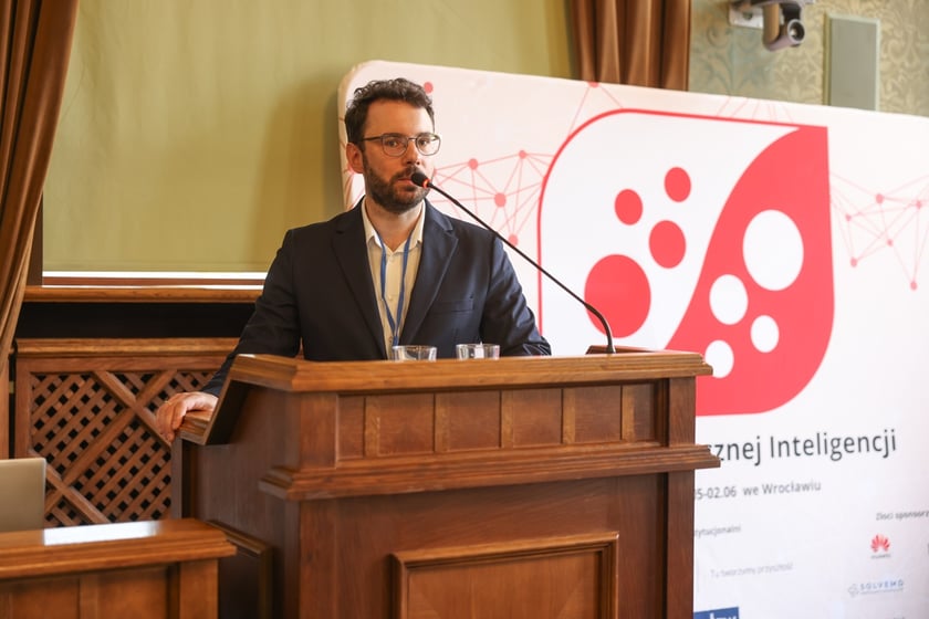 Wręczenie nagród laureatom II Olimpiady Sztucznej Inteligencji we wrocławskim Ratuszu. Michał Marcinkowski, przedstawiciel Fundacji Edukacji i Rozwoju Sztucznej Inteligencji
