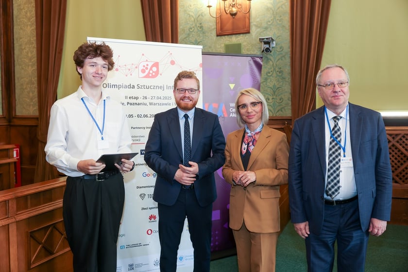 Wręczenie nagród laureatom II Olimpiady Sztucznej Inteligencji we wrocławskim Ratuszu
