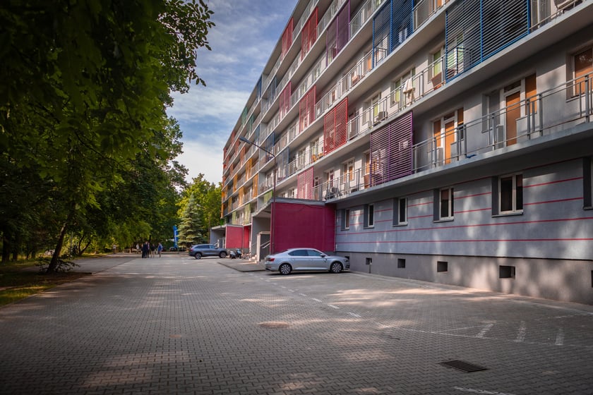 Modernizacja domu studenckiego Bliźniak. Zdjęcia budynku i wnętrz przed rozpoczęciem remontu