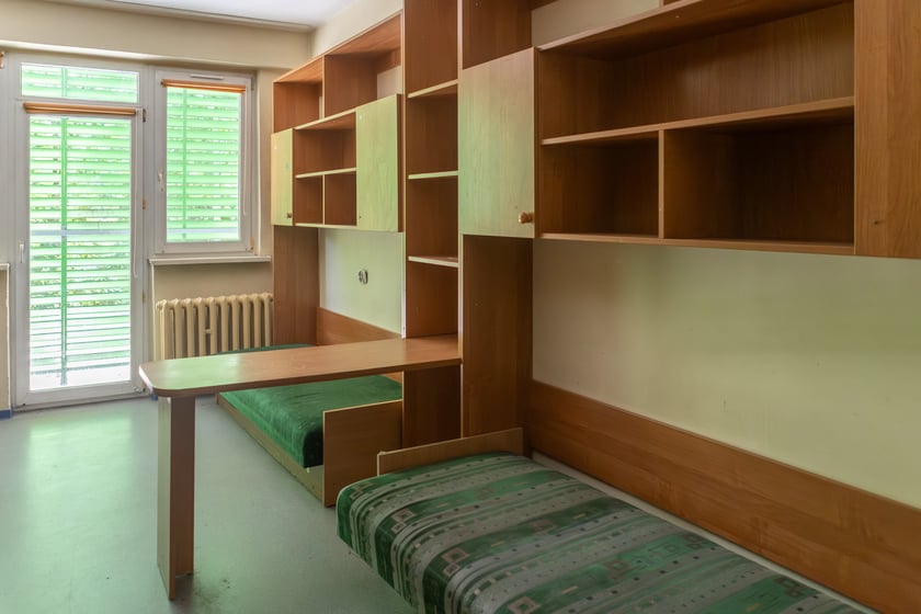 Modernizacja domu studenckiego Bliźniak. Zdjęcia budynku i wnętrz przed rozpoczęciem remontu